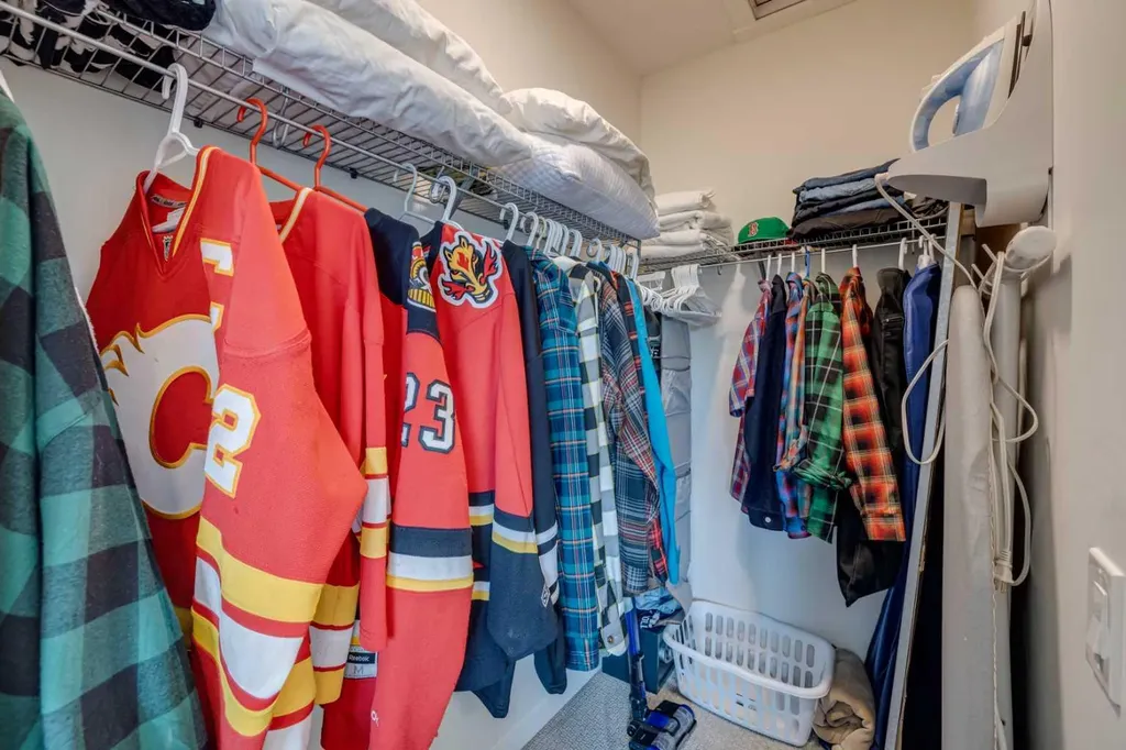 614 Greenbriar Common NW Calgary AB T3B 6J2