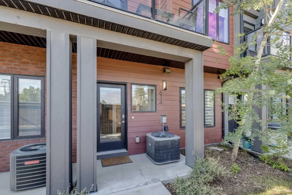 614 Greenbriar Common NW Calgary AB T3B 6J2