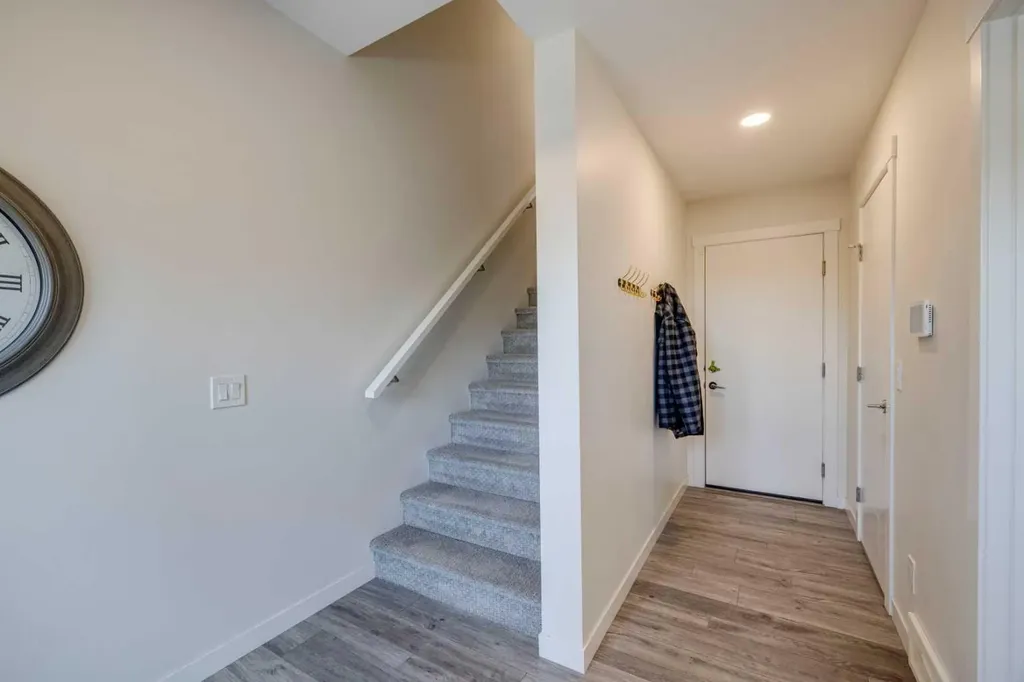 614 Greenbriar Common NW Calgary AB T3B 6J2