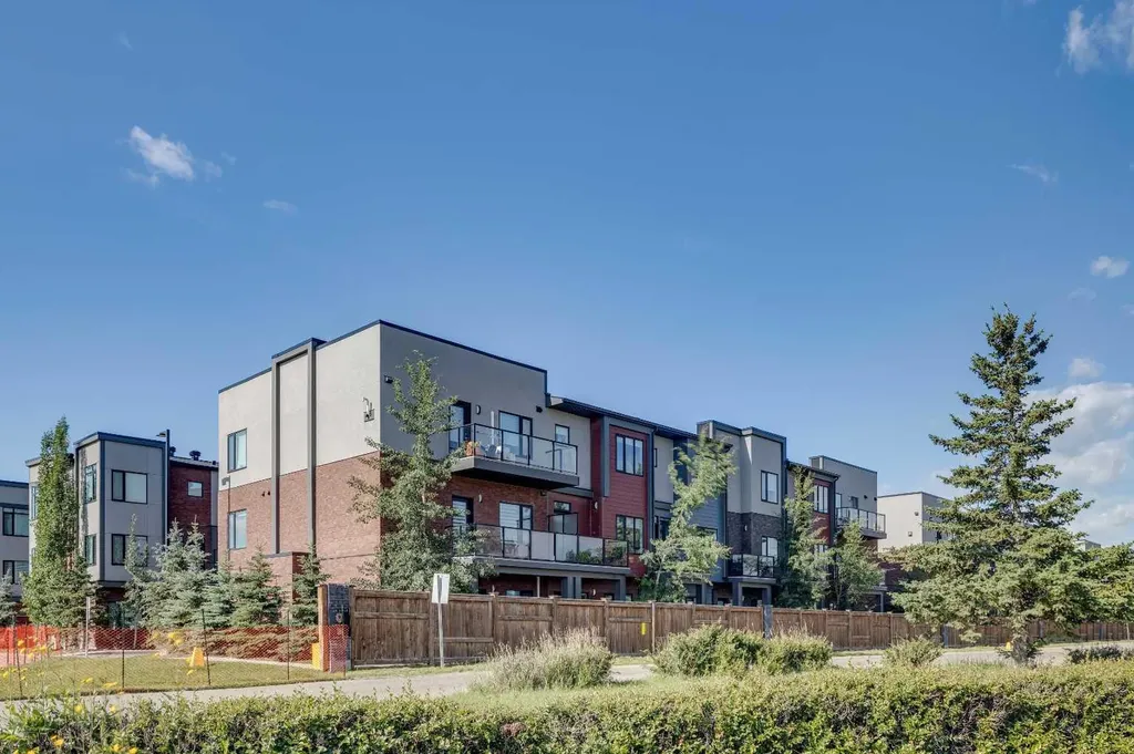 614 Greenbriar Common NW Calgary AB T3B 6J2