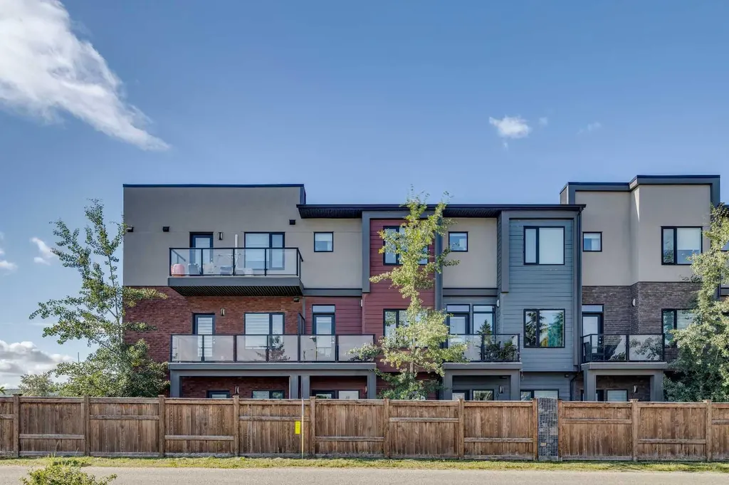 614 Greenbriar Common NW Calgary AB T3B 6J2