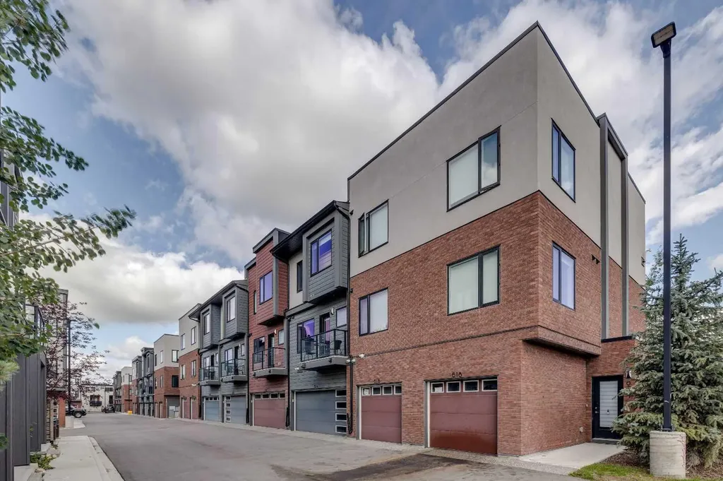 614 Greenbriar Common NW Calgary AB T3B 6J2