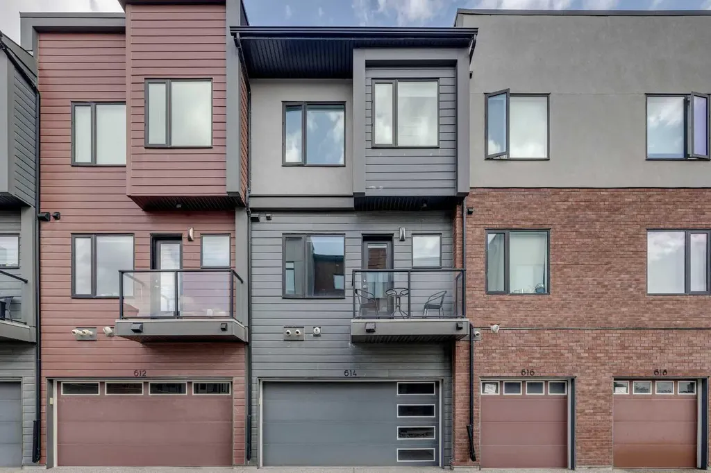 614 Greenbriar Common NW Calgary AB T3B 6J2