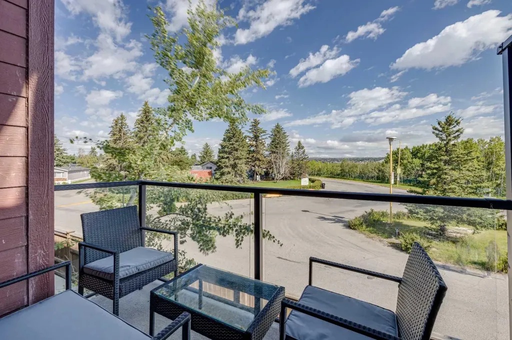 614 Greenbriar Common NW Calgary AB T3B 6J2