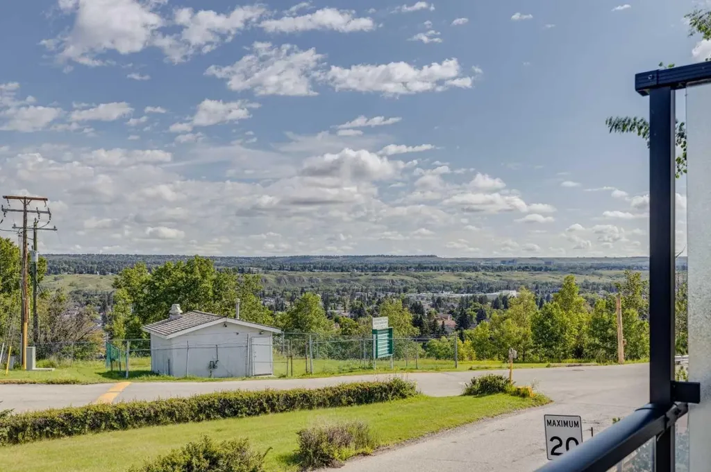 614 Greenbriar Common NW Calgary AB T3B 6J2