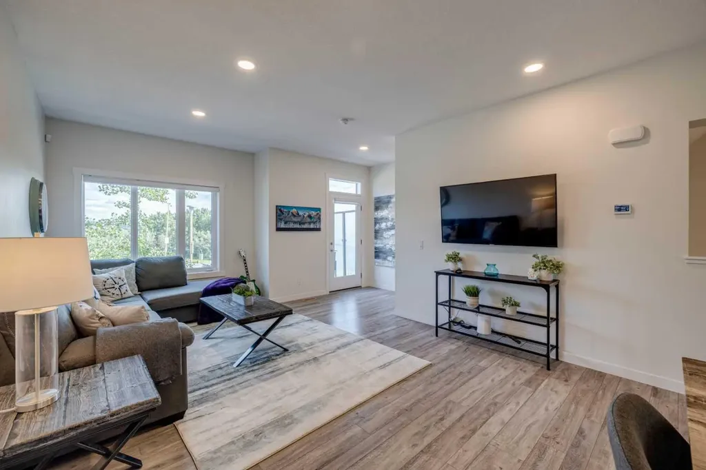 614 Greenbriar Common NW Calgary AB T3B 6J2