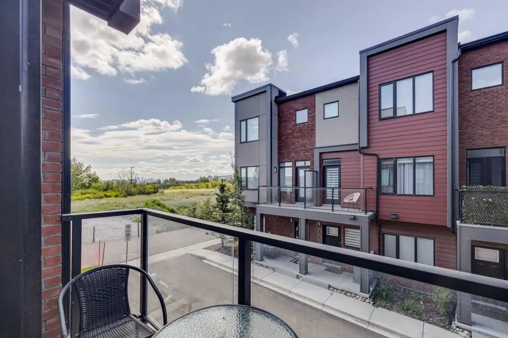 614 Greenbriar Common NW Calgary AB T3B 6J2
