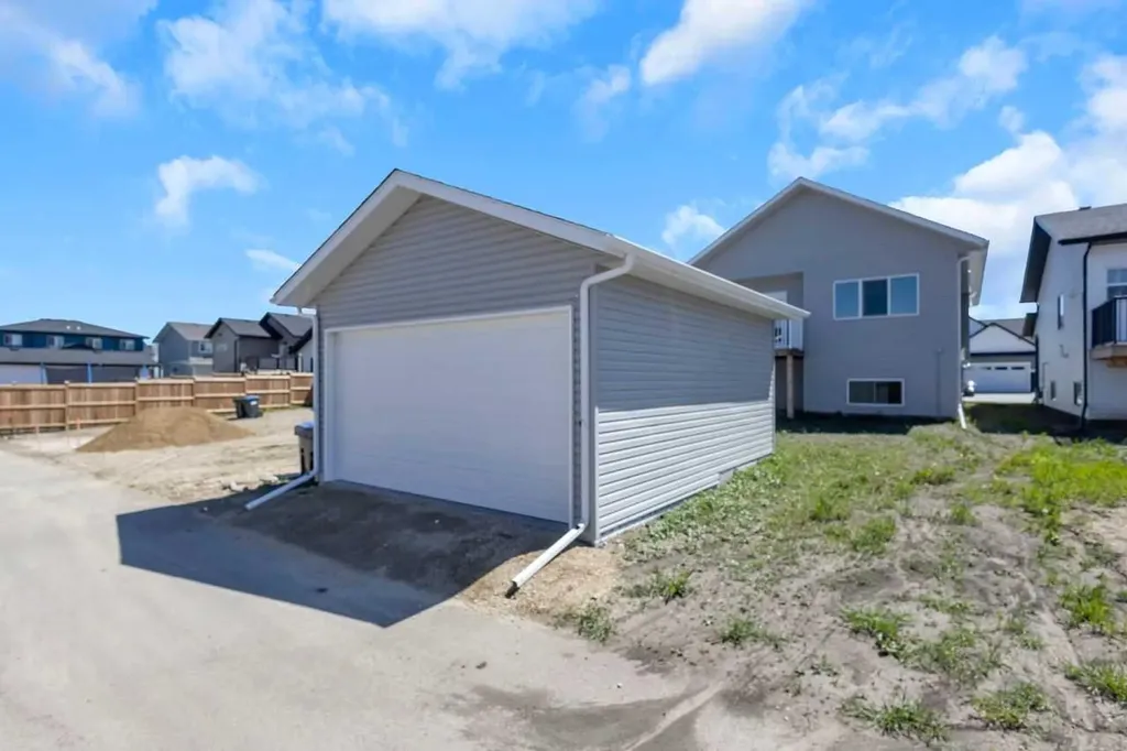 9 Ian Way Sylvan Lake AB T4S0W5