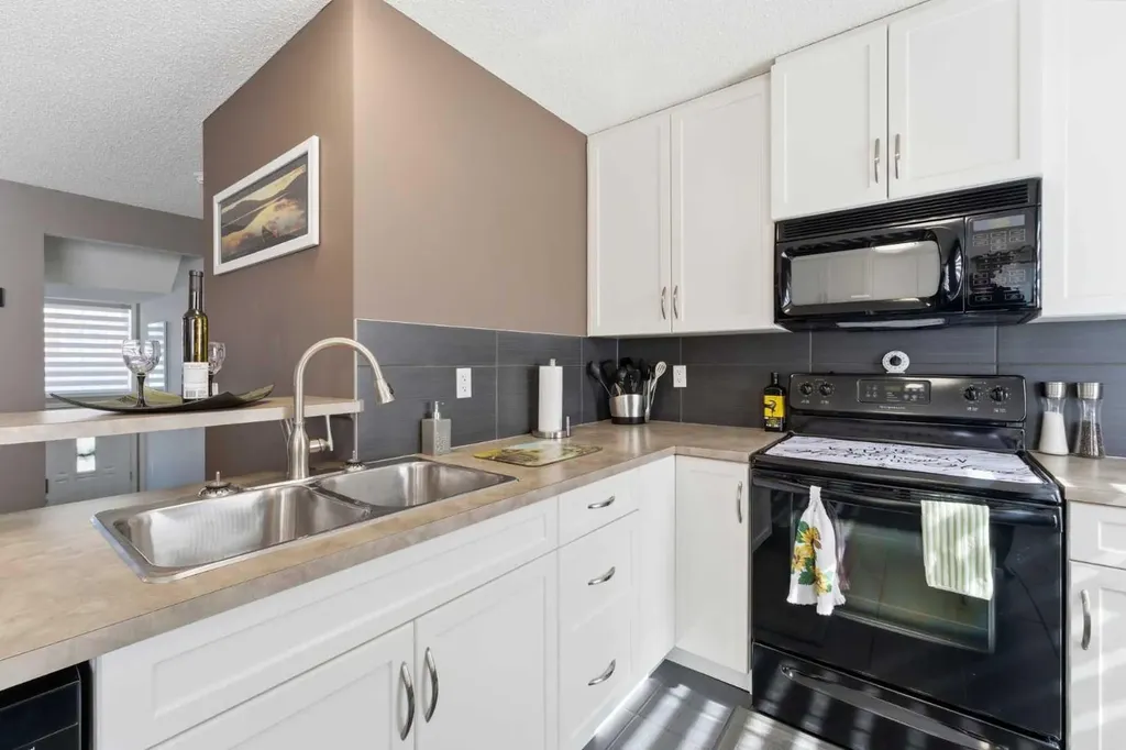 59 New Brighton Common SE Calgary AB T2Z 0T5