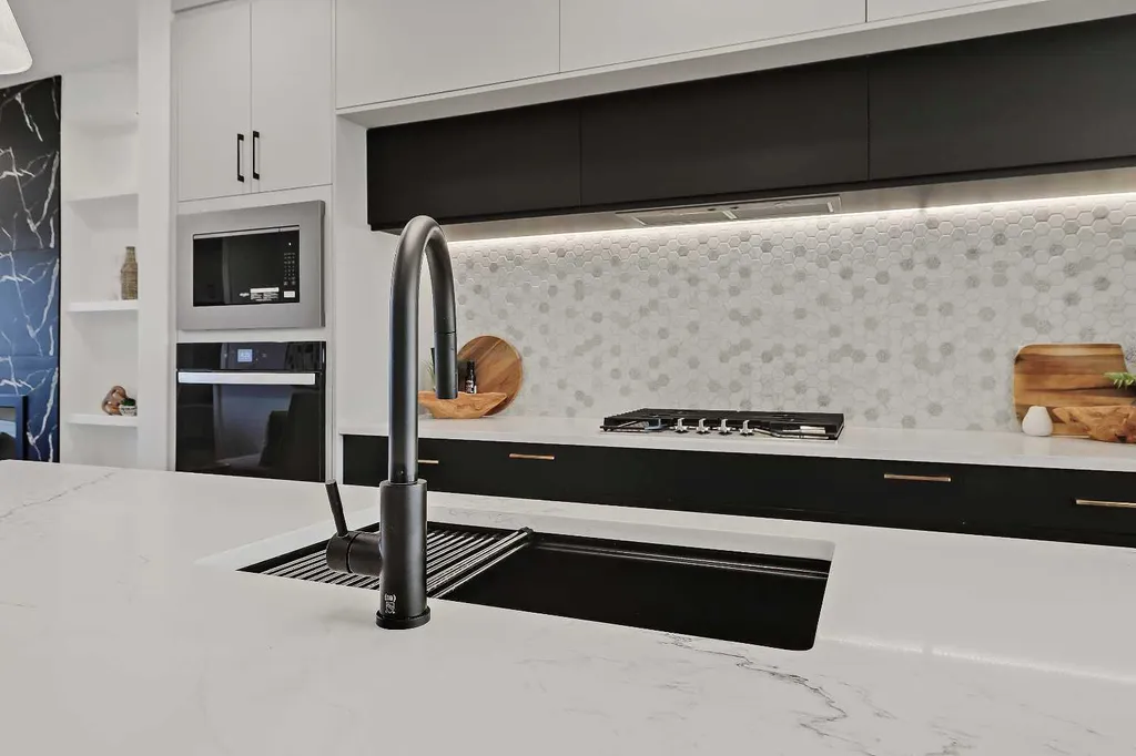 8136 47 Avenue NW Calgary AB T3B 1Z5