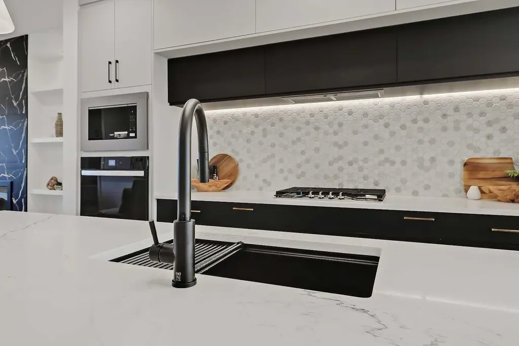 8136 47 Avenue NW Calgary AB T3B 1Z5