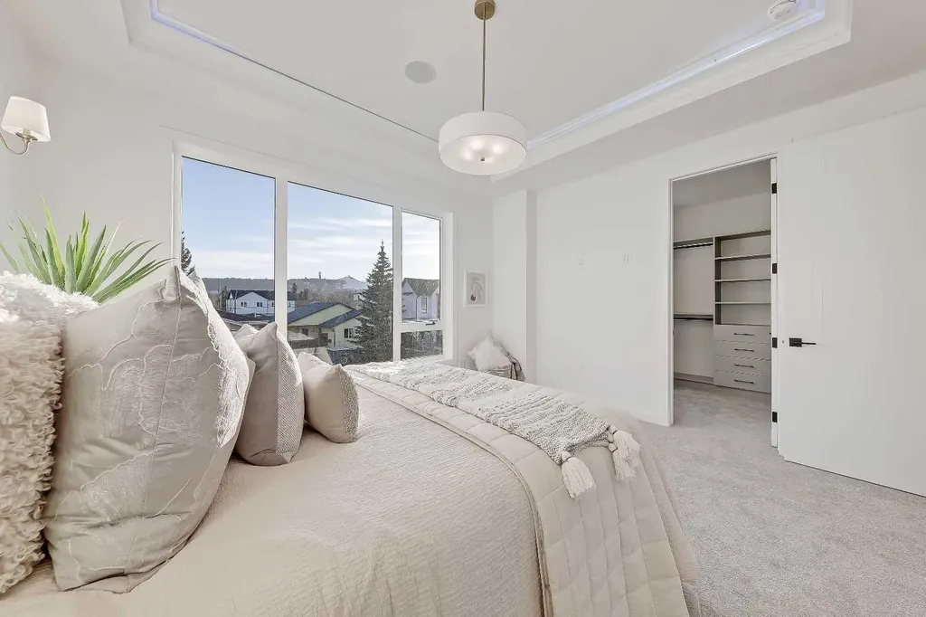 8136 47 Avenue NW Calgary AB T3B 1Z5