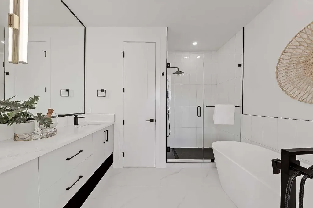 8136 47 Avenue NW Calgary AB T3B 1Z5