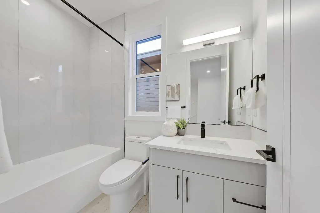 8136 47 Avenue NW Calgary AB T3B 1Z5