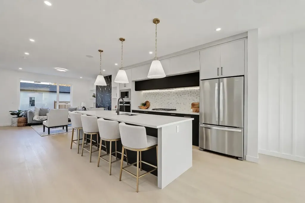 8136 47 Avenue NW Calgary AB T3B 1Z5