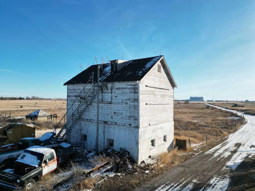 24 213032 Twp Road 94 Rural Lethbridge County AB T1J 5R2