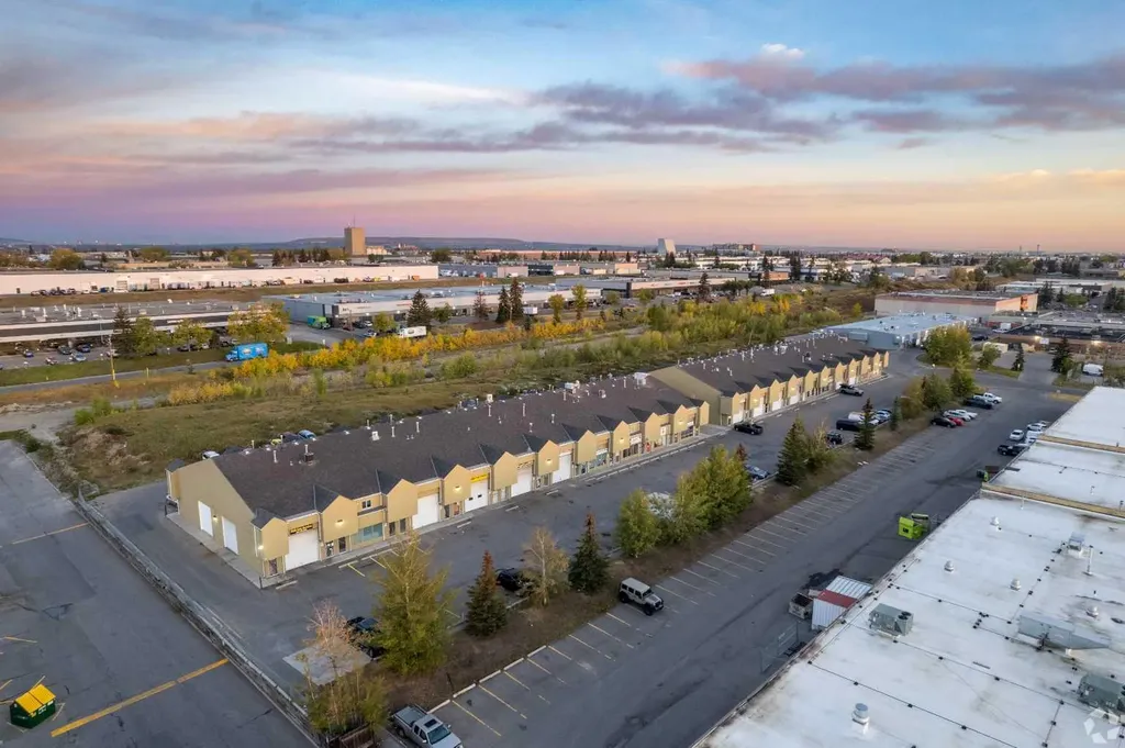 3208 8 Avenue NE Calgary AB T2V 7V8