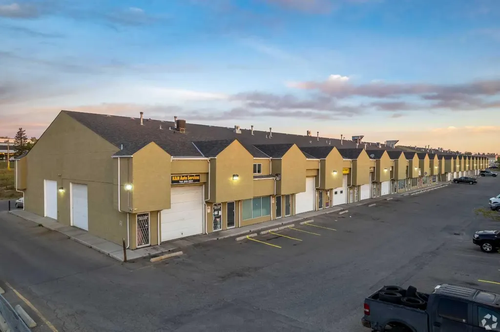 3208 8 Avenue NE Calgary AB T2V 7V8
