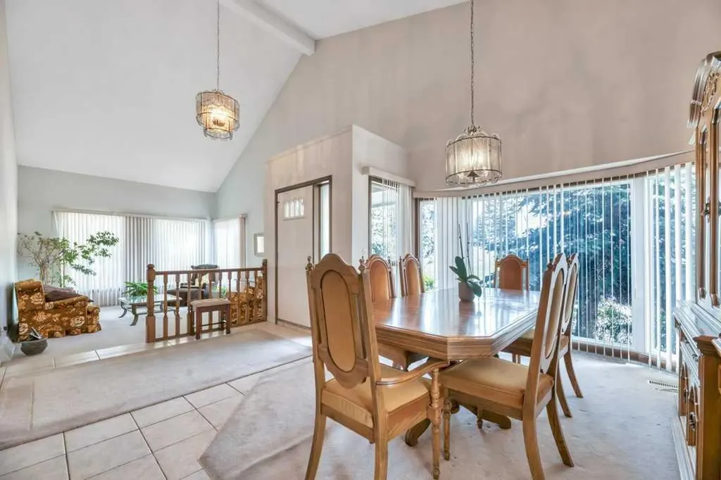 77 Edgewood Rise NW Calgary AB T3A 2T6