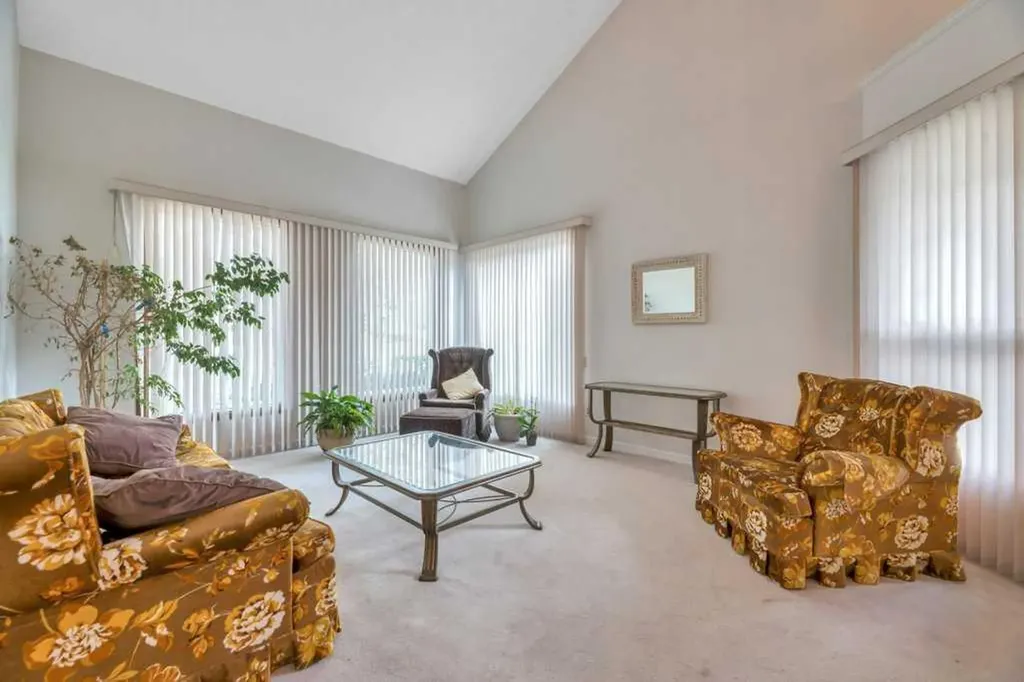 77 Edgewood Rise NW Calgary AB T3A 2T6