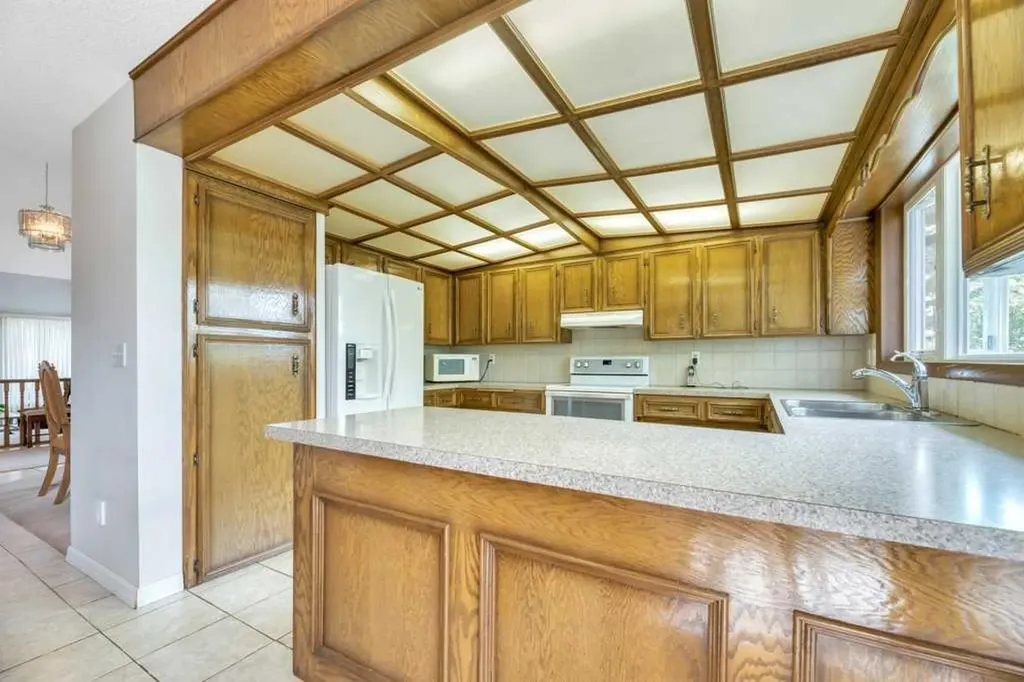 77 Edgewood Rise NW Calgary AB T3A 2T6