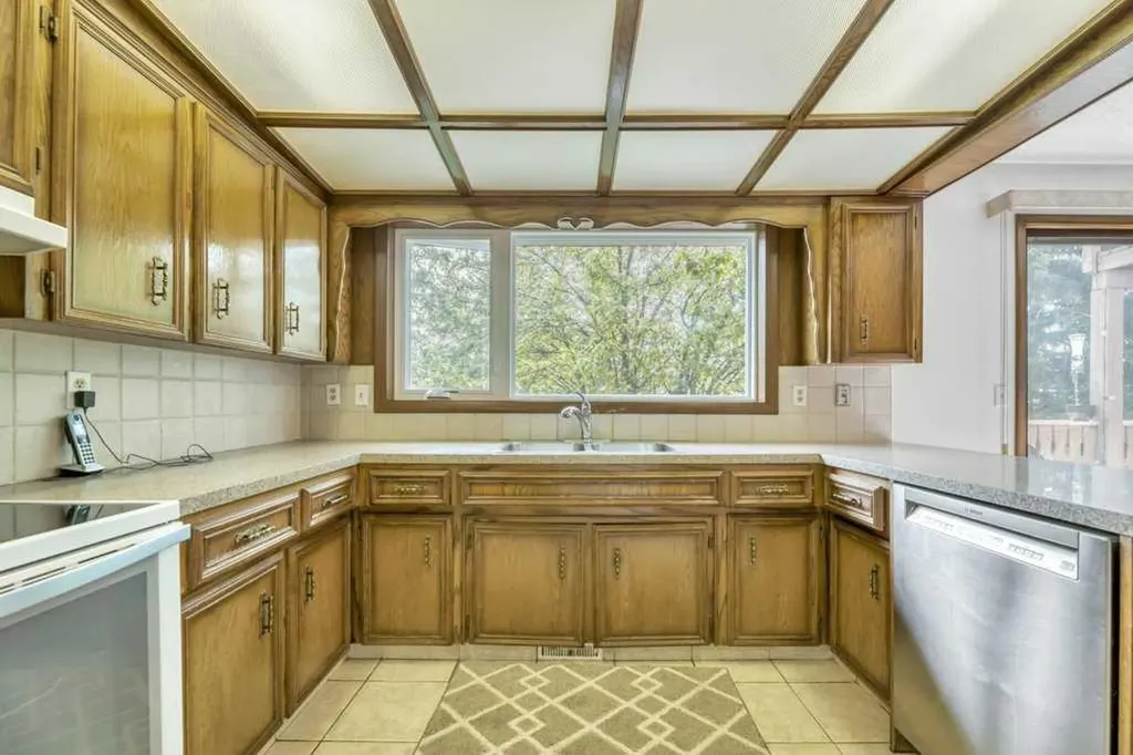 77 Edgewood Rise NW Calgary AB T3A 2T6