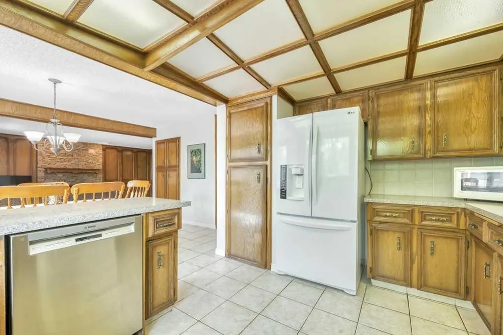 77 Edgewood Rise NW Calgary AB T3A 2T6