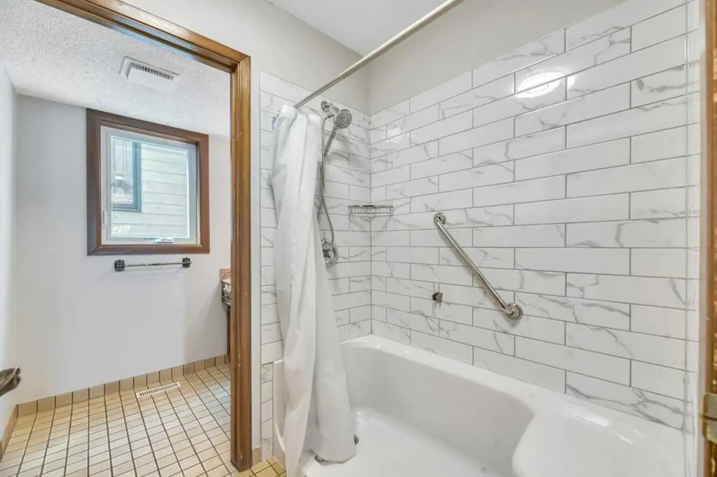 77 Edgewood Rise NW Calgary AB T3A 2T6