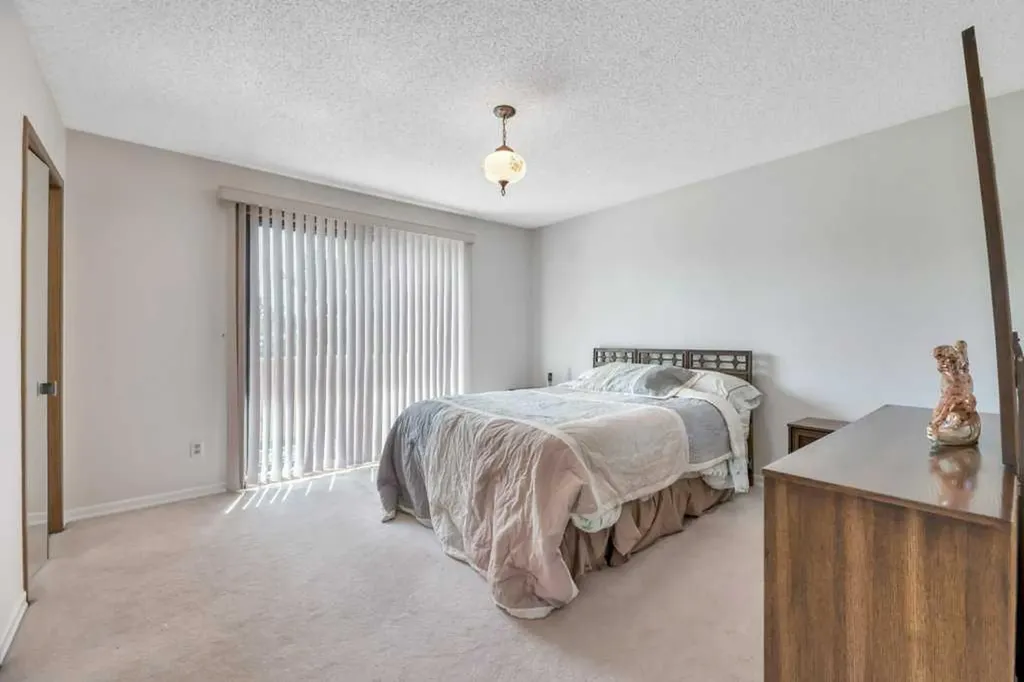 77 Edgewood Rise NW Calgary AB T3A 2T6