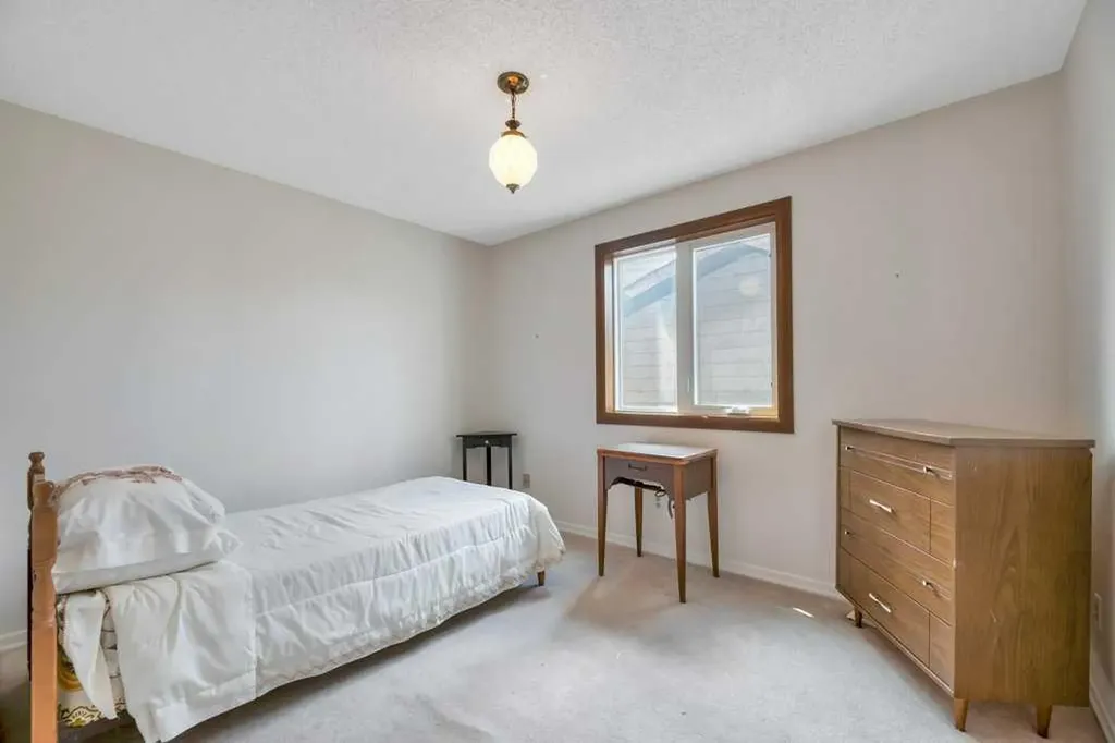 77 Edgewood Rise NW Calgary AB T3A 2T6