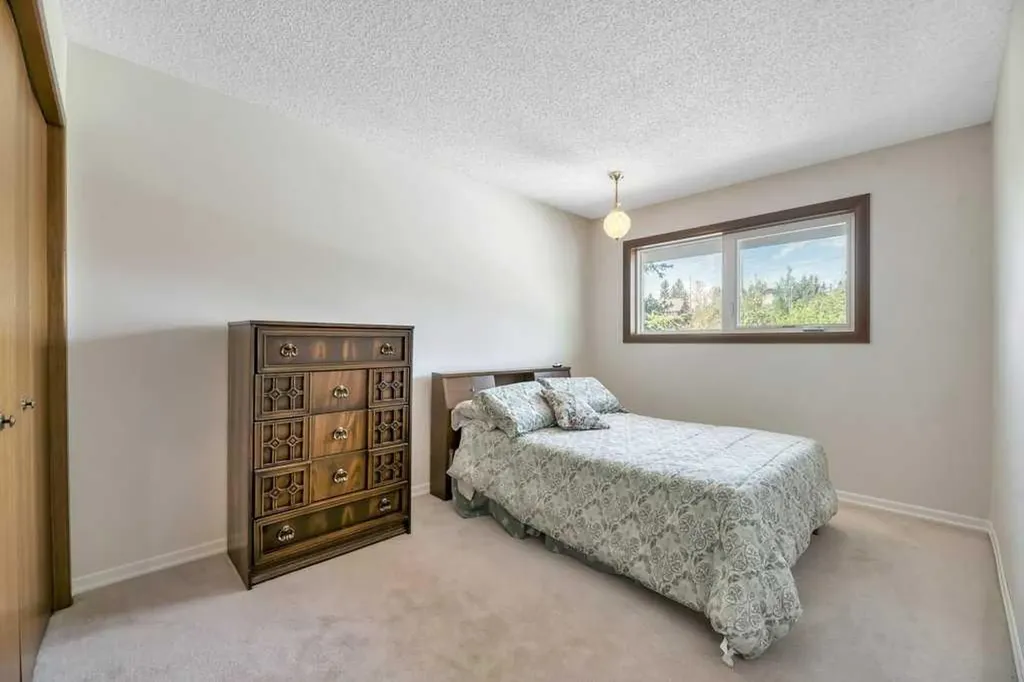 77 Edgewood Rise NW Calgary AB T3A 2T6