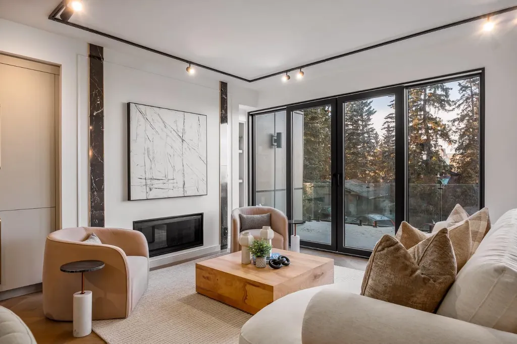 2703 Erlton Street SW Calgary AB T2S 2W4