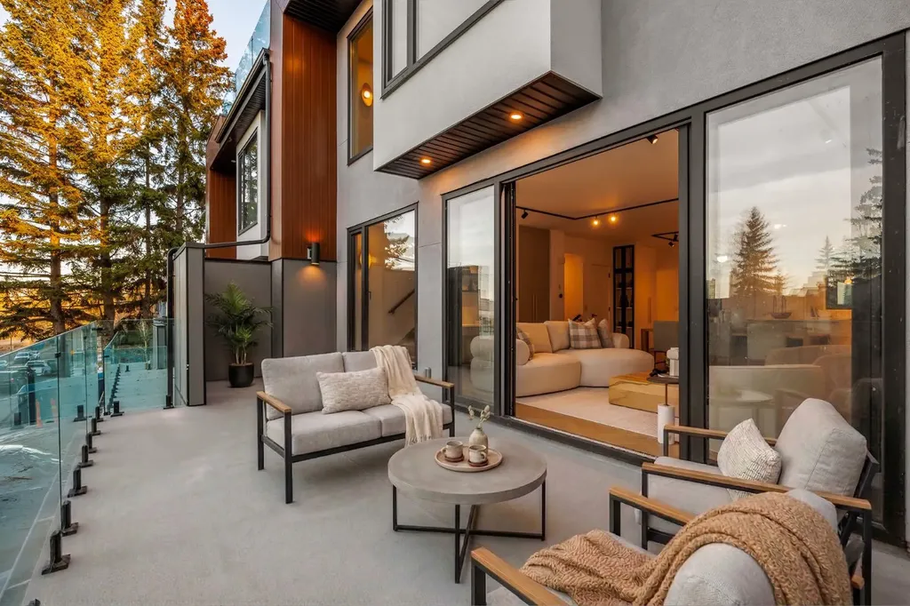 2703 Erlton Street SW Calgary AB T2S 2W4