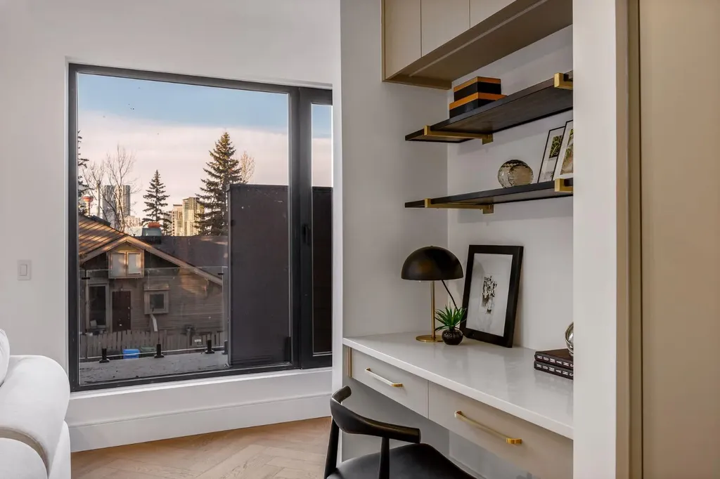 2703 Erlton Street SW Calgary AB T2S 2W4