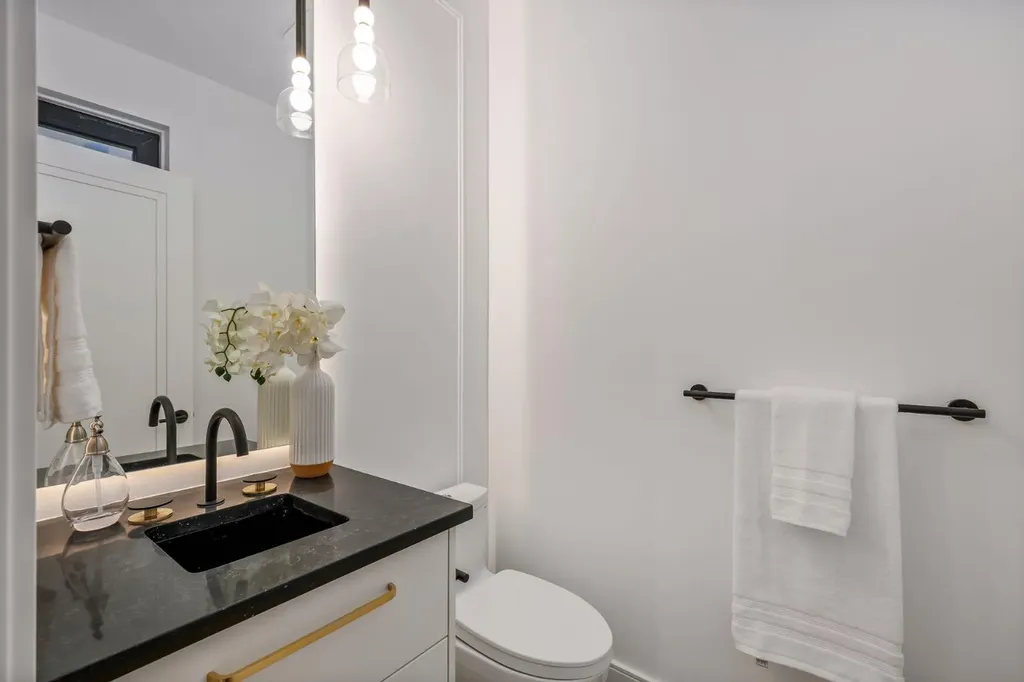 2703 Erlton Street SW Calgary AB T2S 2W4