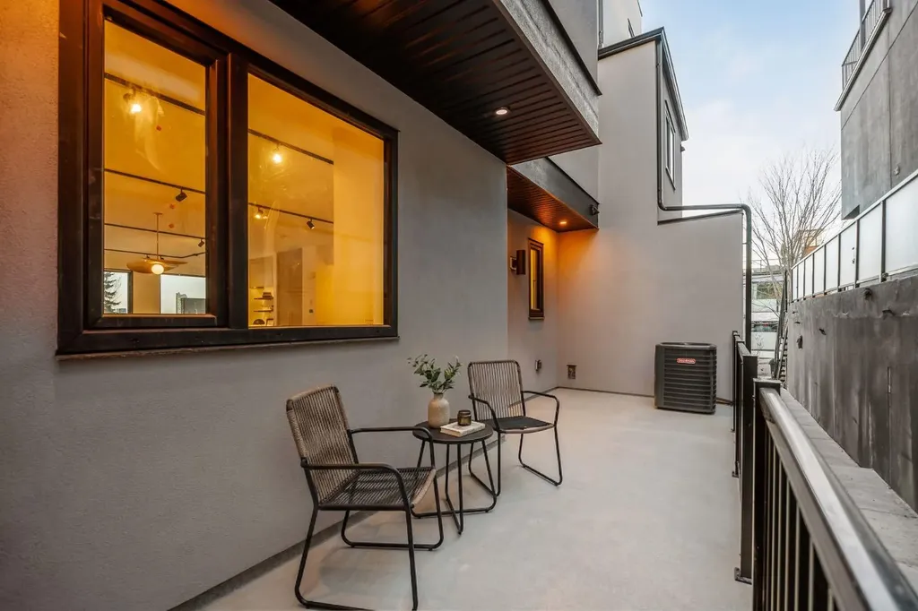 2703 Erlton Street SW Calgary AB T2S 2W4