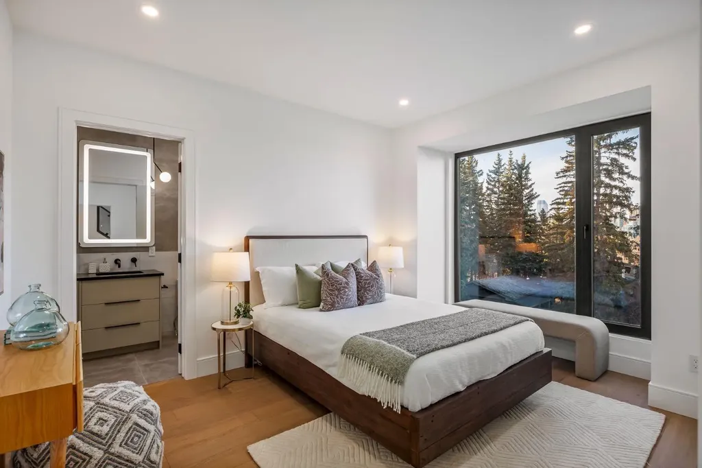 2703 Erlton Street SW Calgary AB T2S 2W4