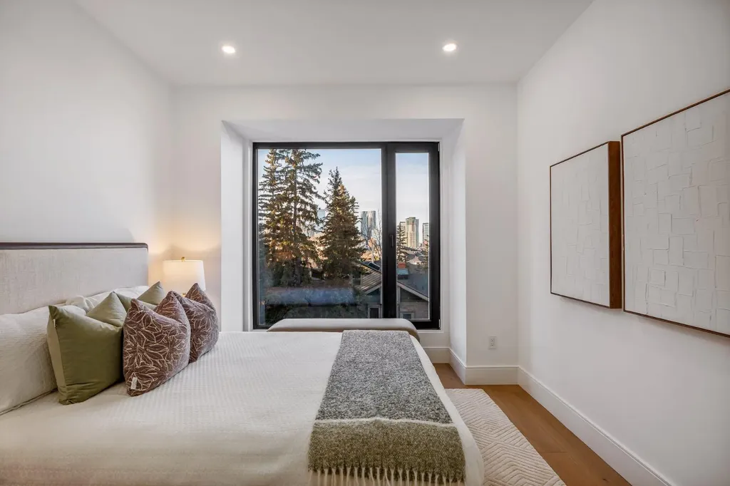 2703 Erlton Street SW Calgary AB T2S 2W4