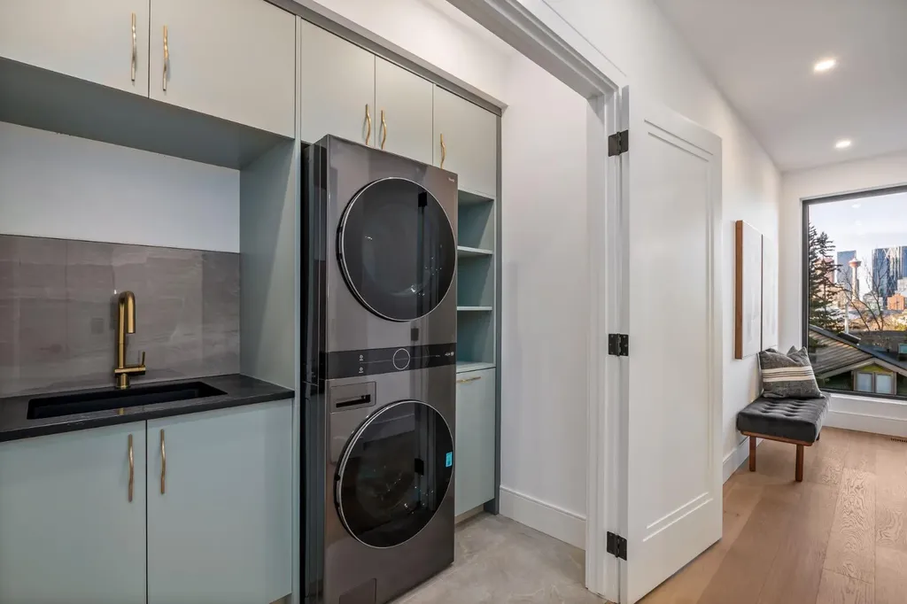 2703 Erlton Street SW Calgary AB T2S 2W4