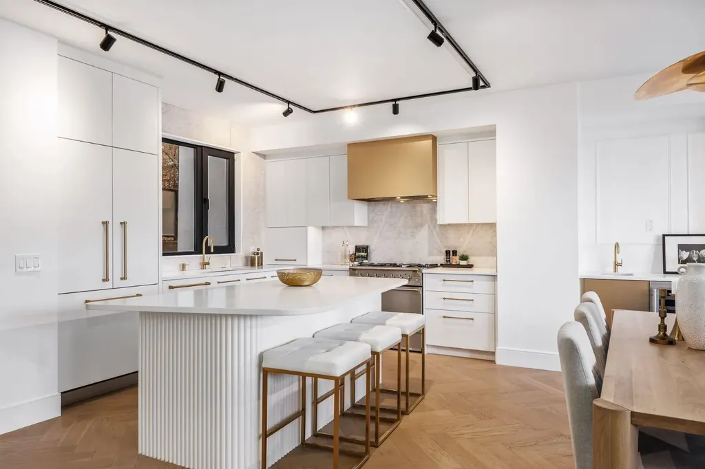 2703 Erlton Street SW Calgary AB T2S 2W4