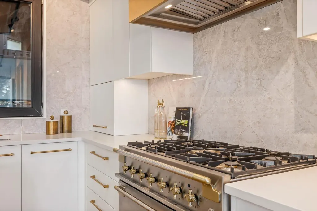2703 Erlton Street SW Calgary AB T2S 2W4