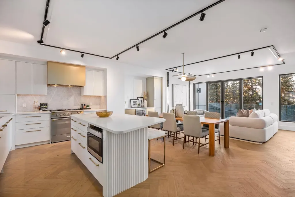 2703 Erlton Street SW Calgary AB T2S 2W4
