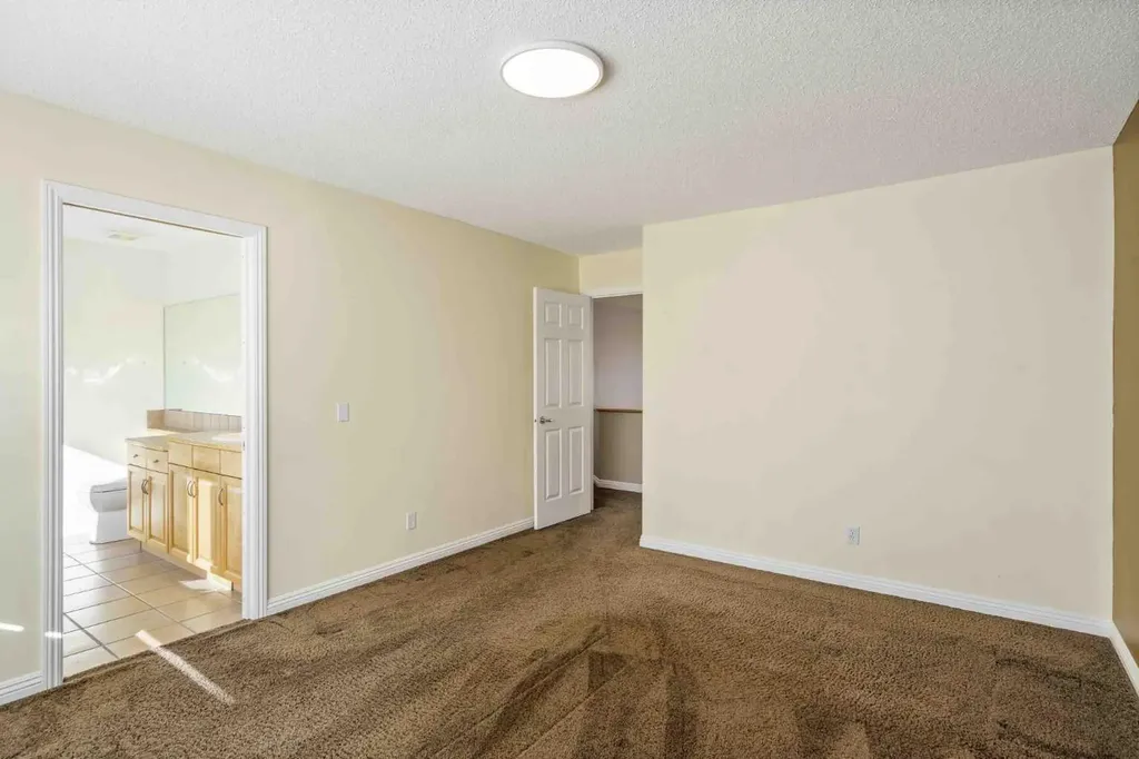 153 Kincora Bay NW Calgary AB T3R 1L4