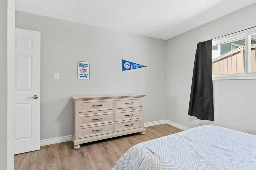 321 Haddon Road SW Calgary AB T2V 2Z4