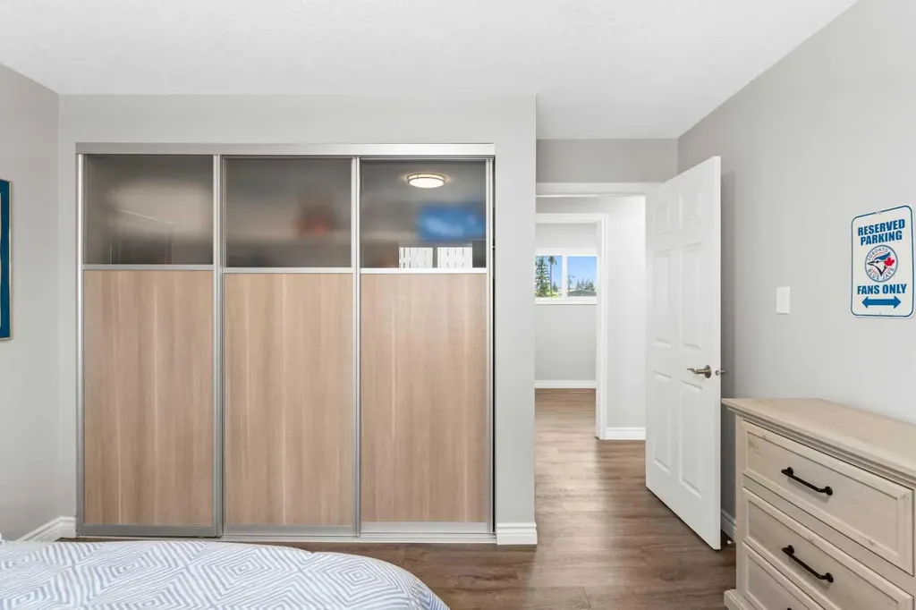 321 Haddon Road SW Calgary AB T2V 2Z4