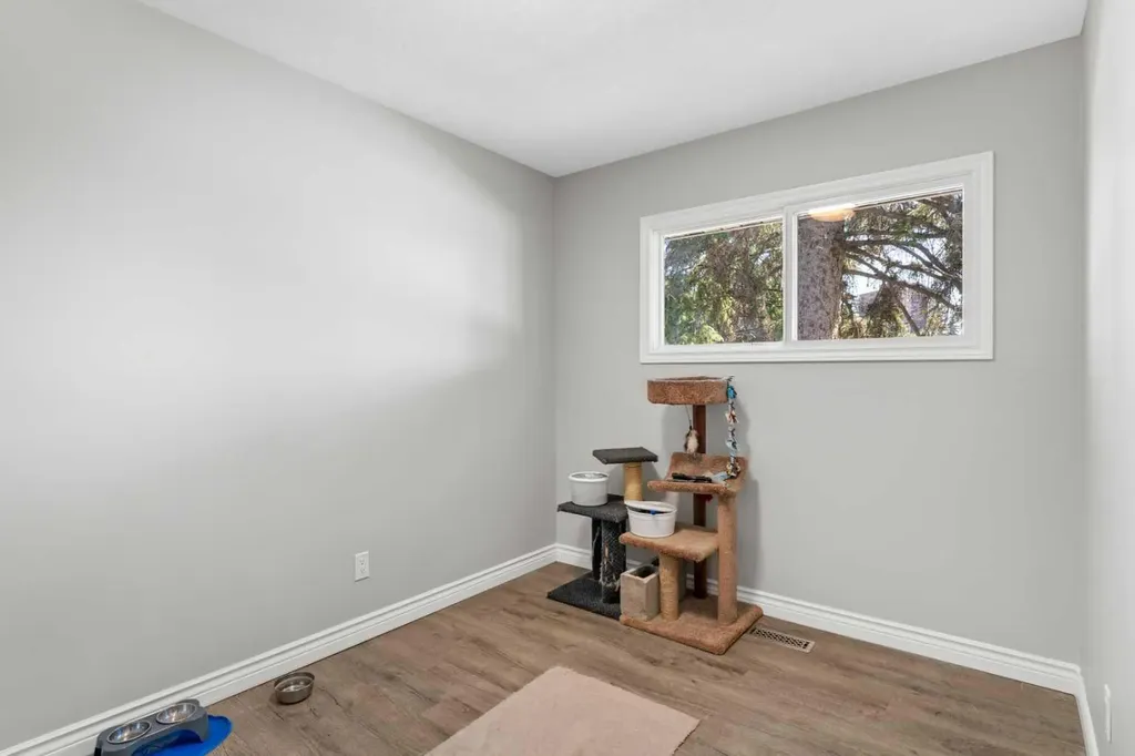321 Haddon Road SW Calgary AB T2V 2Z4