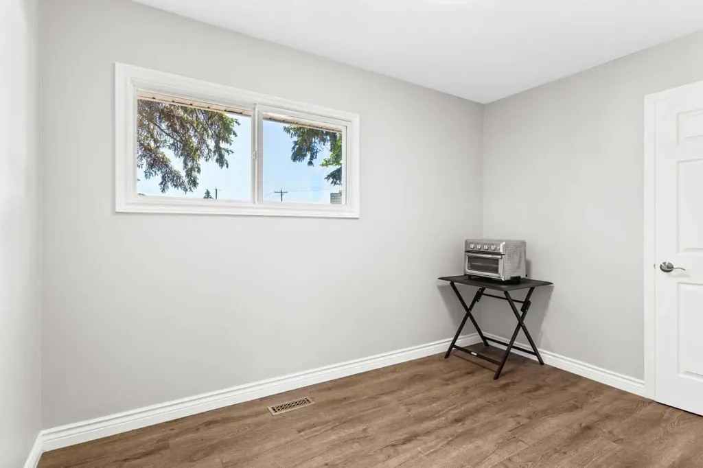 321 Haddon Road SW Calgary AB T2V 2Z4
