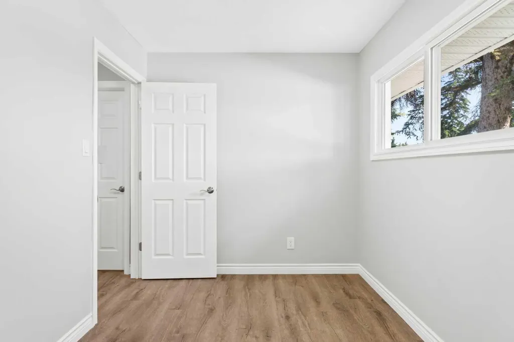 321 Haddon Road SW Calgary AB T2V 2Z4