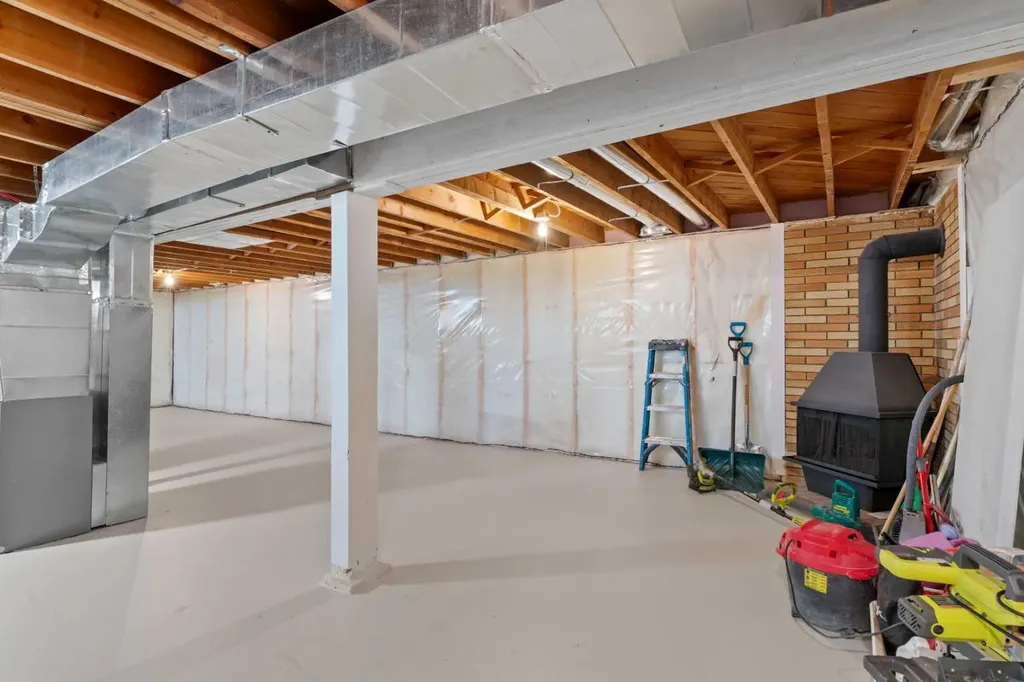 321 Haddon Road SW Calgary AB T2V 2Z4