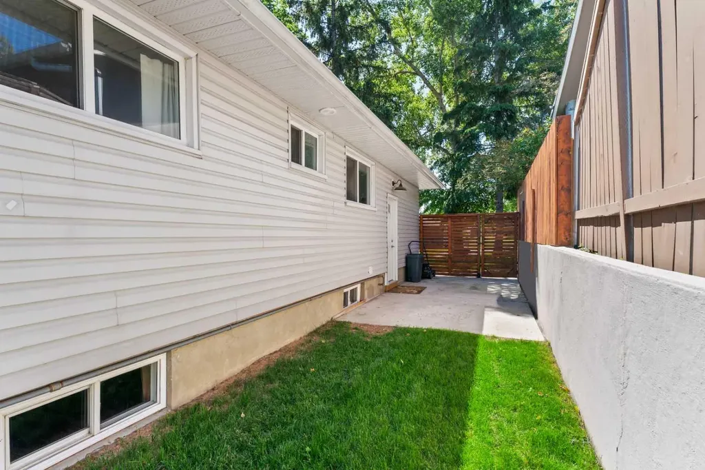 321 Haddon Road SW Calgary AB T2V 2Z4
